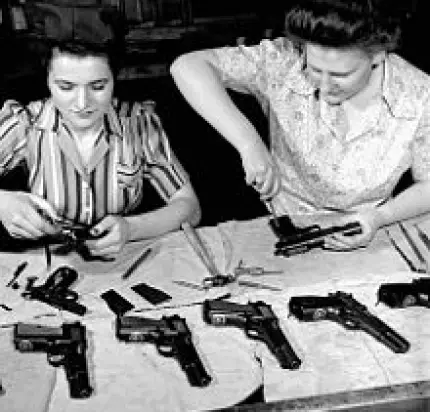 femmes qui fabriquent des armes