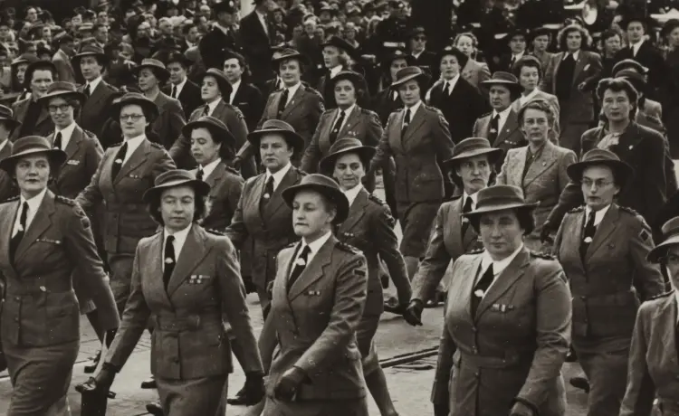 femme marchant en allant à la guerre